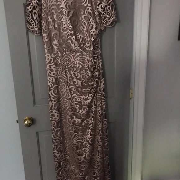 Formal, floor length dress size 4. - Picture 2 of 3